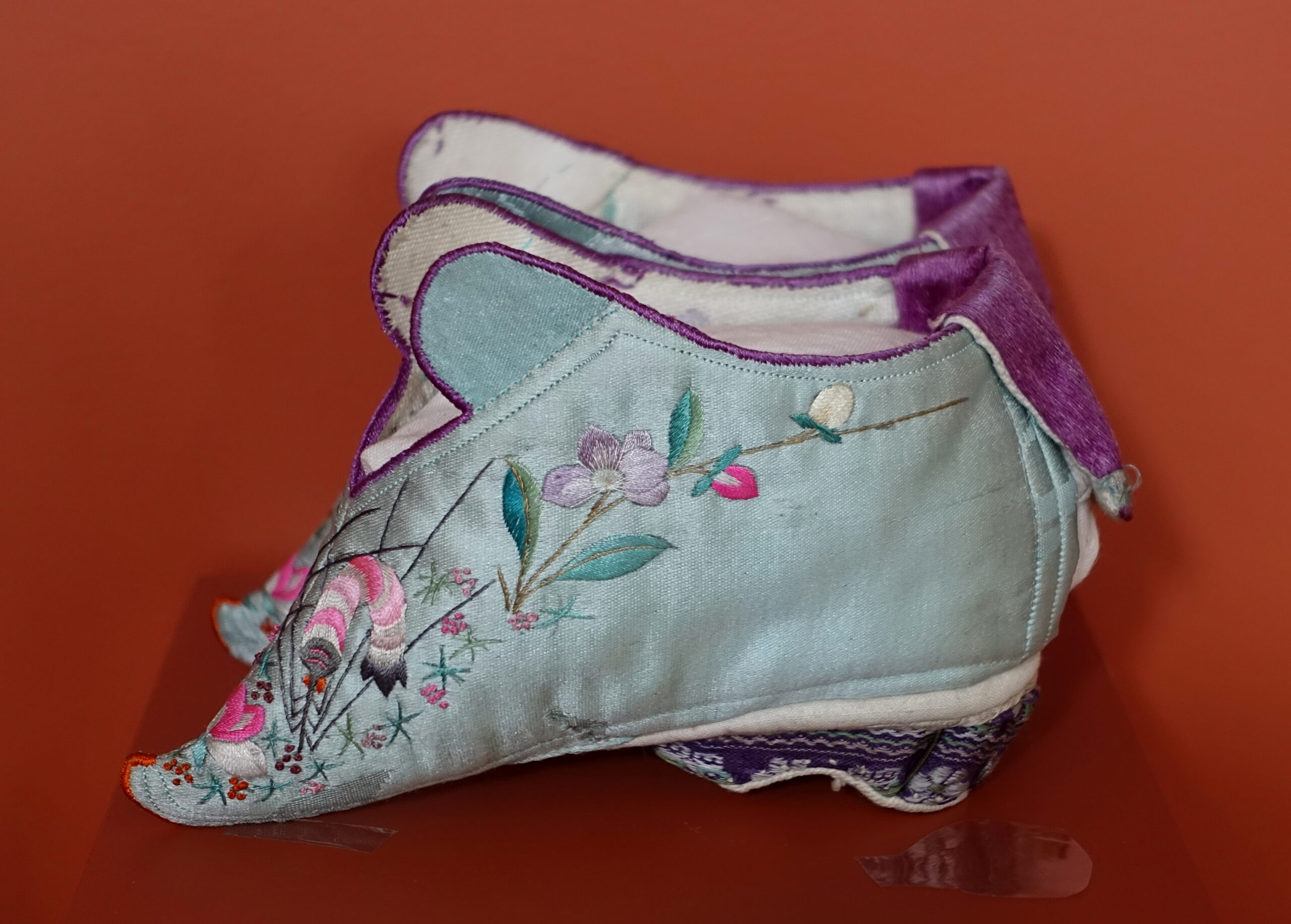 Woman's shoes, China, late 19th to early 20th century, satin, silk, cotton, commercial ribbon - Redpath Museum - McGill University - Montreal, Canada - DSC08207
