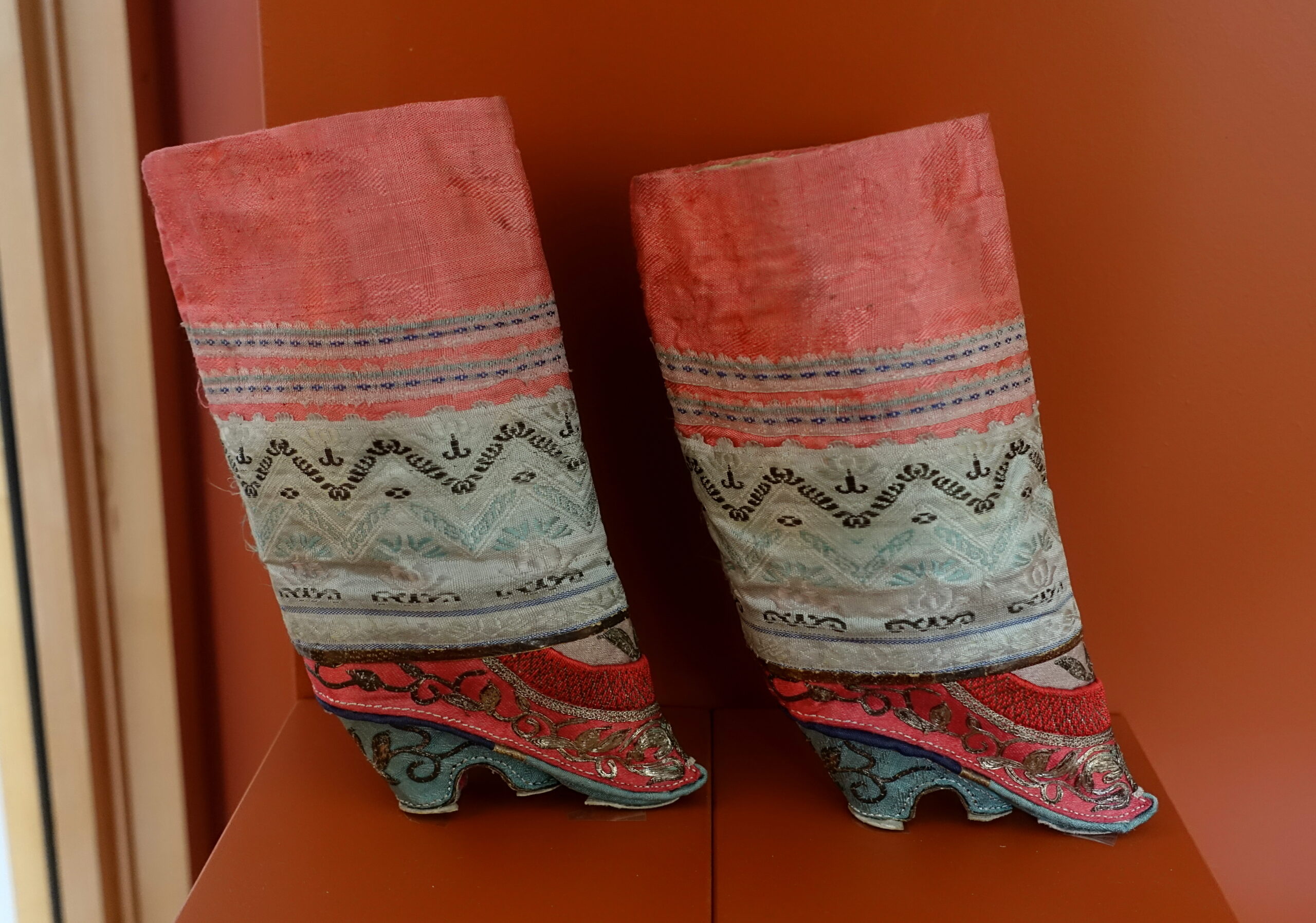 Woman's shoes, China, possibly Northern style, late 19th to early 20th century, satin, cotton, leather - Redpath Museum - McGill University - Montreal, Canada - DSC08201