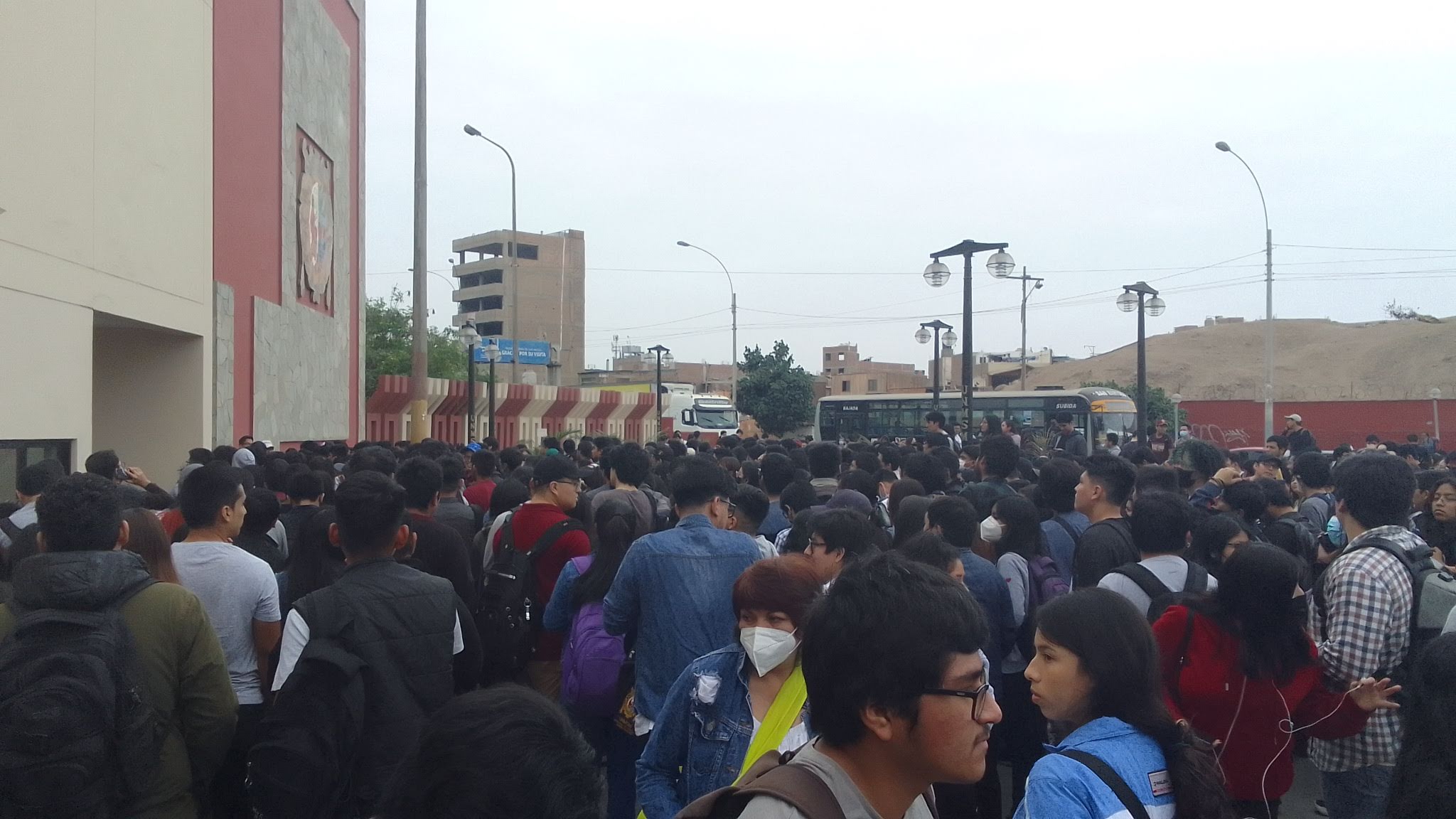 Estudiantes de la Universidad Nacional Mayor de San Marcos tras acabarse los tickets en el almuerzo especial