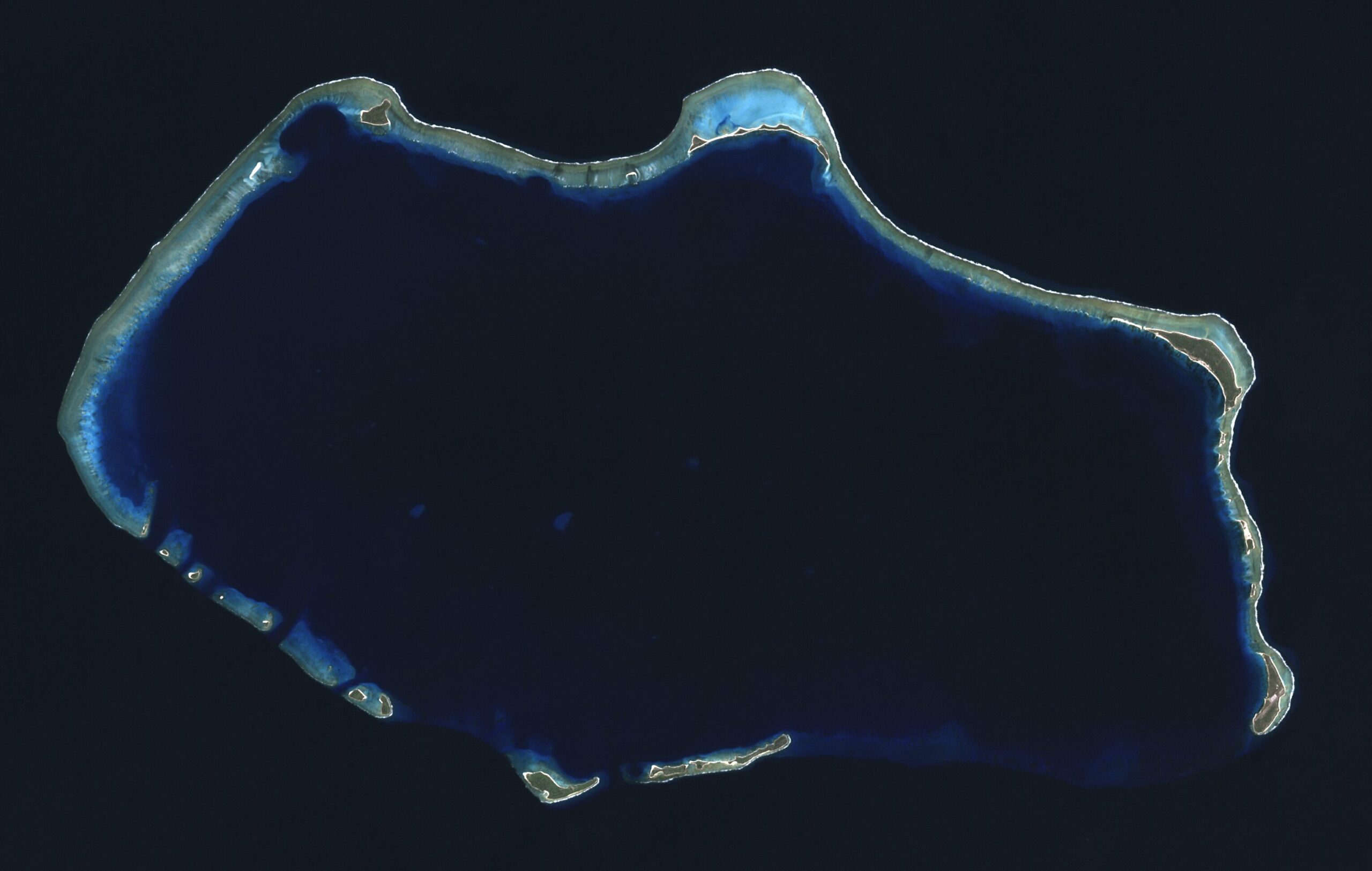 Bikini Atoll 2001-01-14, Landsat 7 ETM+, bands 3-2-1-8